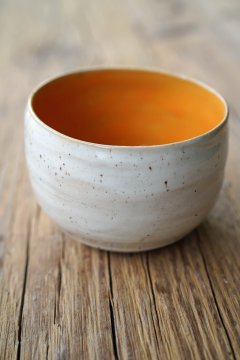Keramik Kaffeebecher handgetöpfert– Innen Orange außen Naturweiß mit zarten Sprenkeln
